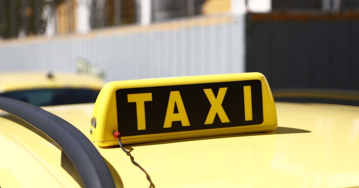 Απόφαση ΣτΕ: Νόμιμη η υποχρεώση των ταξί να έχουν αυτοκόλλητο για πληρωμές με POS