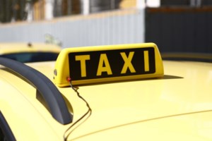 Απόφαση ΣτΕ: Νόμιμη η υποχρεώση των ταξί να έχουν αυτοκόλλητο για πληρωμές με POS