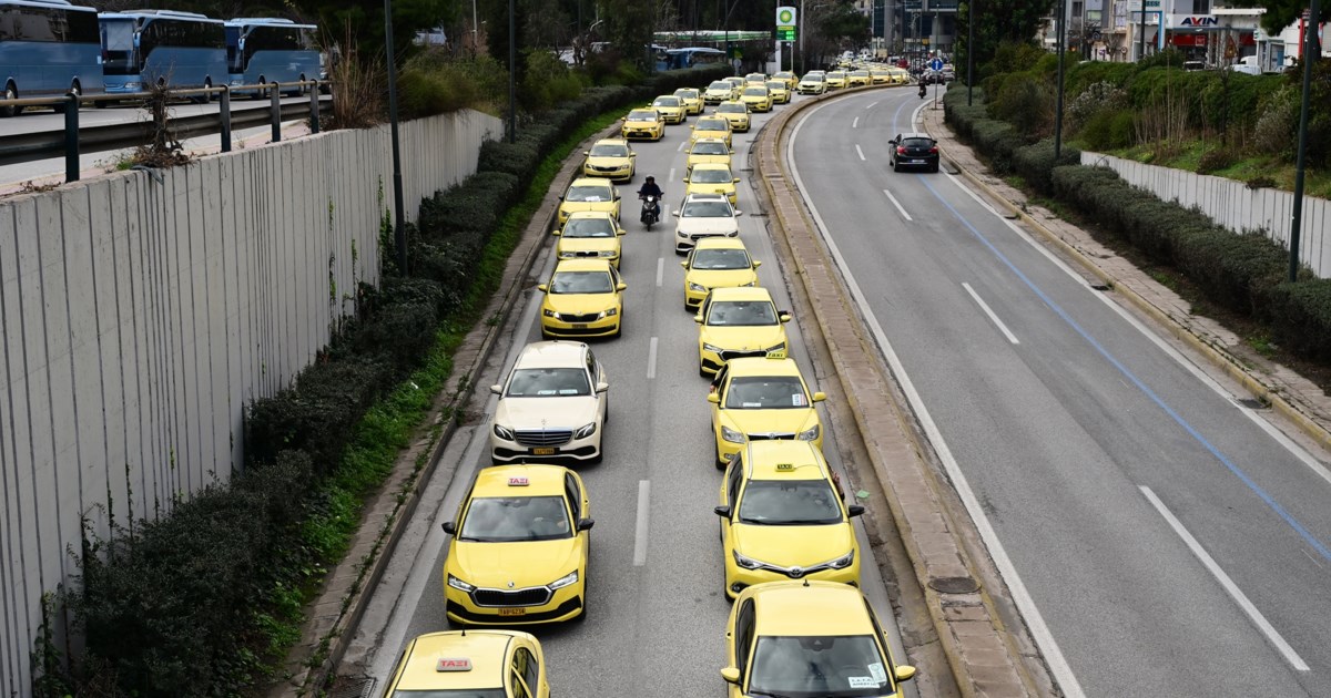 Πορεία προς το Μαξίμου με κίτρινα καπνογόνα και συνθήματα οι αυτοκινητιστές ταξί - Ισχυρή αστυνομική παρουσία [βίντεο] - εικόνα 4