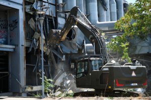 Ταλαιπωρία για τους επιβάτες του πλοίου "Αίγινα": Προσέκρουσε στο λιμάνι του Μαντουδίου - Απαγορεύτηκε ο απόπλους