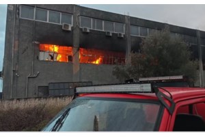 Θεσσαλονίκη: Απεγκλωβίστηκε λιπόθυμη η γυναίκα που μπήκε στο φλεγόμενο σπίτι της για να σβήσει τη φωτιά