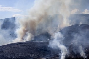 Πυρκαγιά στην Άσσηρο Θεσσαλονίκης: Δύσκολη νύχτα για πυροσβέστες και κατοίκους - Μήνυμα του 112