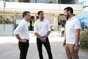 Επιχείρηση "σκούπα" του Δήμου Αθηναίων για παράνομα τραπεζοκαθίσματα και παραβάσεις στάθμευσης στο Κολωνάκι - εικόνα 3