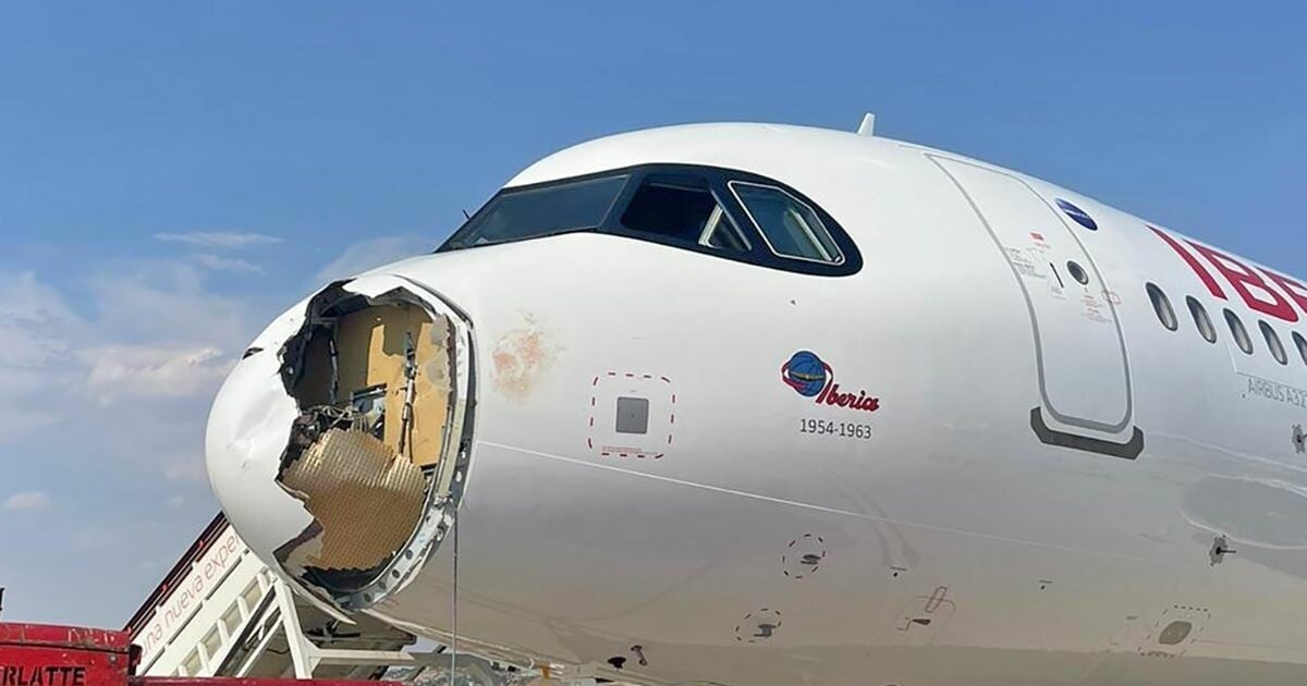 Πανικός σε παραλία στην Ιταλία: Ανεμοστρόβιλος προκαλεί χάος σηκώνοντας ομπρέλες στον αέρα [βίντεο]