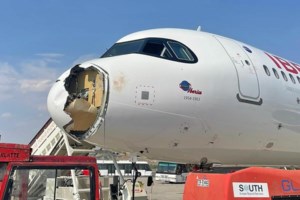 Απίστευτες εικόνες σε παραλία της Ισπανίας: Λουόμενοι κυνήγησαν μετανάστες μόλις πήδηξαν από βάρκα και πήγαν στην ακτή - εικόνα 2