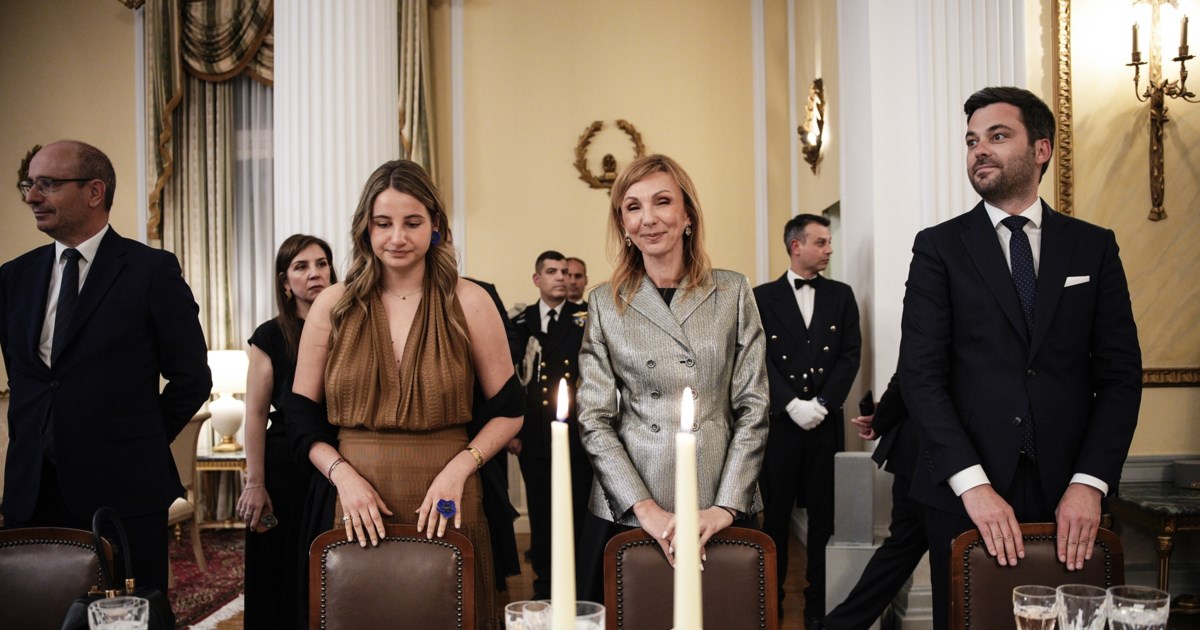 Δάφνη Μητσοτάκη: Κομψή η μικρότερη κόρη του Πρωθυπουργού στο επίσημο δείπνο στο Προεδρικό Μέγαρο