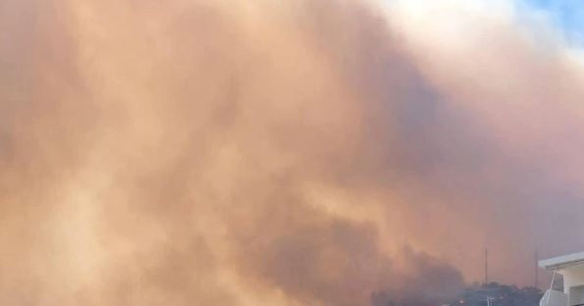 Πύρινη κόλαση στην Ιεράπετρα: Δραματική κατάσταση στην Αγία Φωτιά - Εκκενώθηκαν σπίτια και ξενοδοχεία και μέσω θαλάσσης [εικόνες-βίντεο] - εικόνα 3