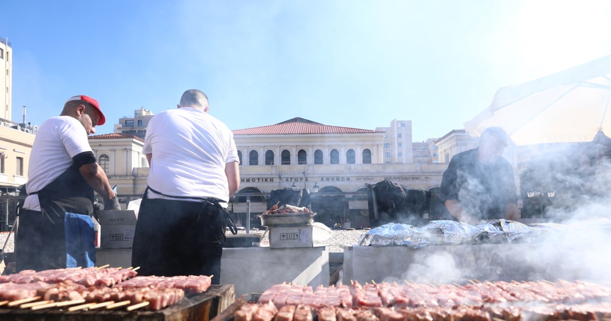 Θεσσαλονίκη: Τσικνοπέμπτη με σουβλάκια, χορό και μουσική στην καρδιά της πόλης [βίντεο] - εικόνα 2