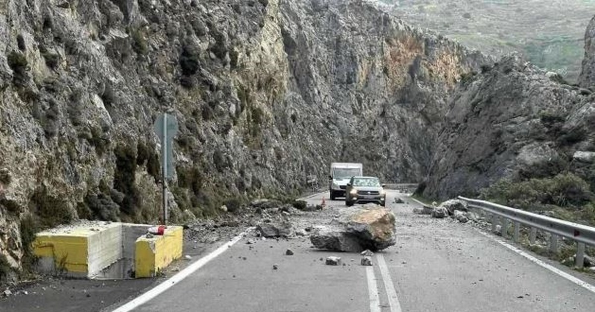 Λέσβος: Κατολίσθηση τεράστιου βράχου στον δρόμο Μελίντας – Πλωμαρίου [εικόνα - βίντεο] - εικόνα 2