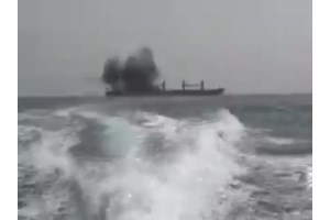 Ερυθρά Θάλασσα: Οι Χούθι ανέβασαν προπαγανδιστικά βίντεο από τα δύο ελληνόκτητα πλοία που βύθισαν μέσα σε 72 ώρες