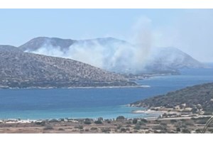 Φωτιά στον Ασπρόπυργο: Δύο μέτωπα πυρκαγιάς, πληροφορίες ότι καίγονται σπίτια (βίντεο)