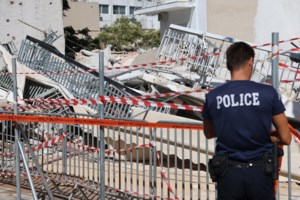 Δούκας για τις επτά οικογένειες που έμεναν στην πολυκατοικία στα Πετράλωνα: Έπίδομα 3.000 ευρώ και στέγαση μέσω Airbnb - εικόνα 2