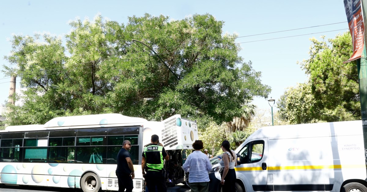 Τροχαίο στην Αχαρνών: Αυτοκίνητο συγκρούστηκε με μηχανή - Δύο τραυματίες