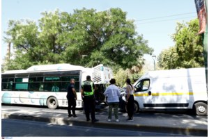 Τροχαίο στην Αχαρνών: Αυτοκίνητο συγκρούστηκε με μηχανή - Δύο τραυματίες