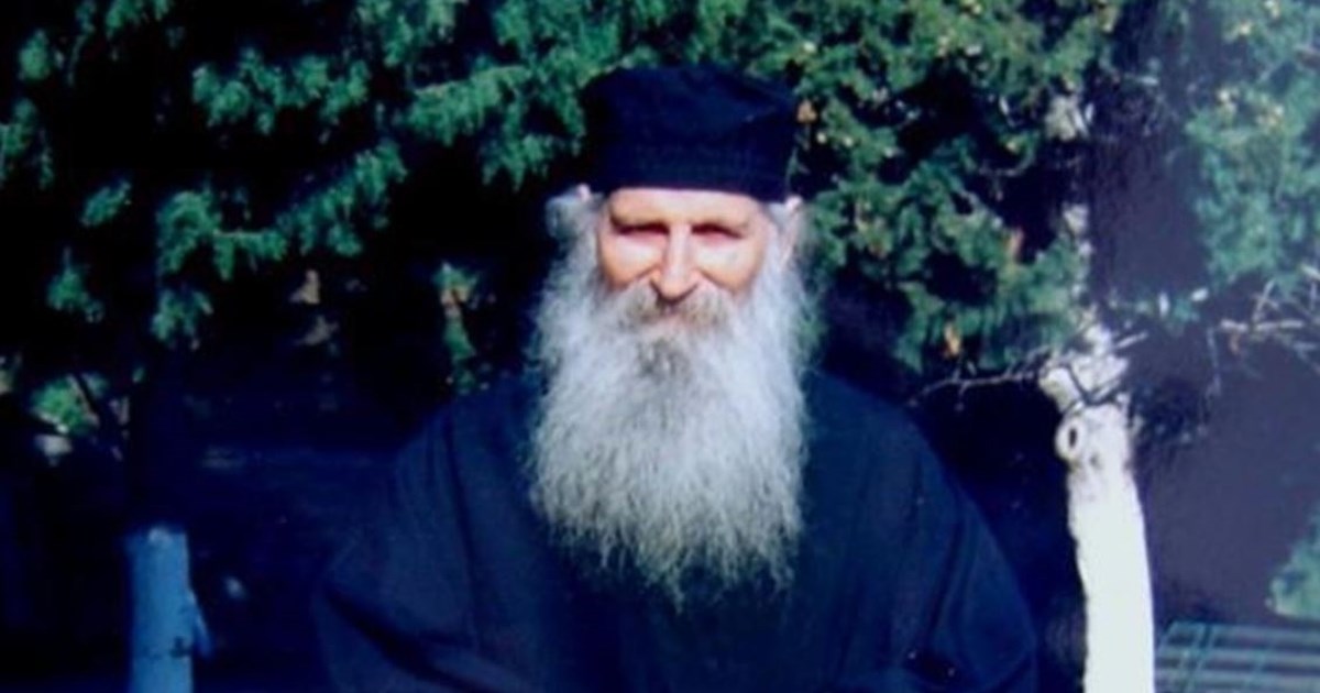 Viral ο "παπά παρκούρ" μοναχός που σκαρφαλώνει σε βράχια στο Άγιον Όρος [βίντεο]