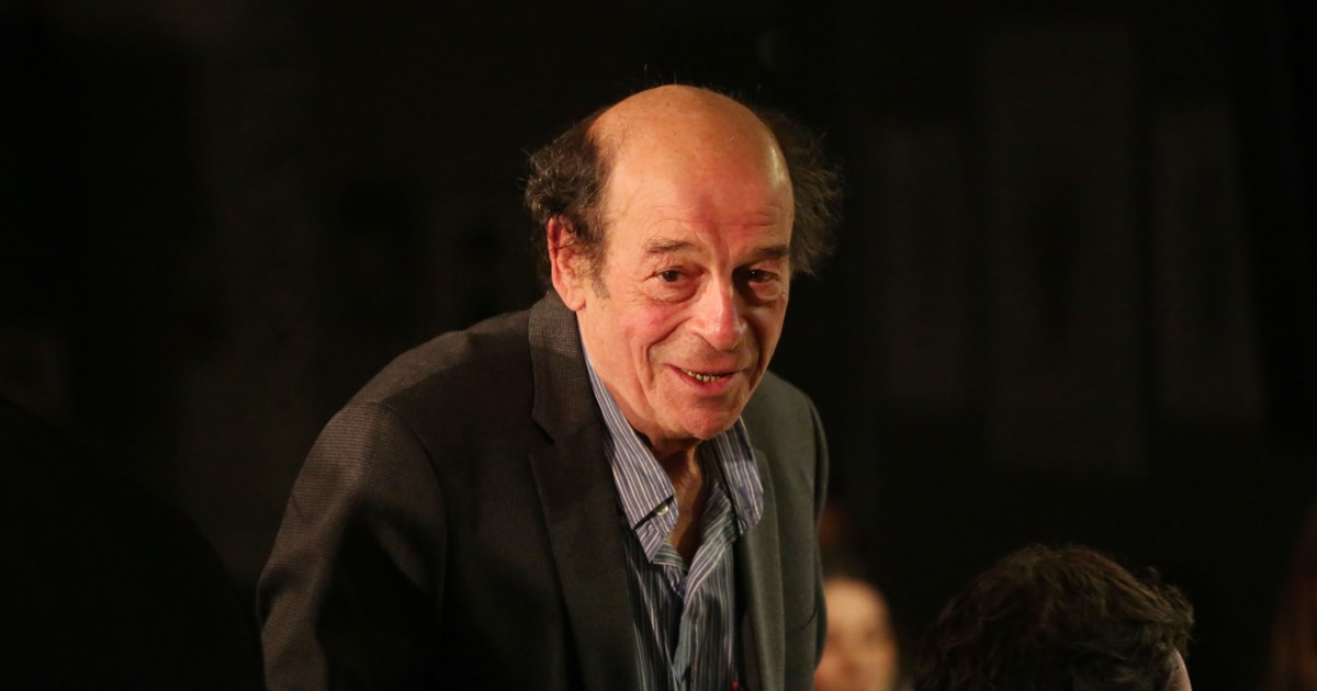 Μανούσος Μανουσάκης: Είμαστε ακόμα δίπλα ο ένας με τον άλλον απλώς με άλλη μορφή, λέει η σύζυγός του