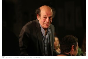 Μανούσος Μανουσάκης: Είμαστε ακόμα δίπλα ο ένας με τον άλλον απλώς με άλλη μορφή, λέει η σύζυγός του