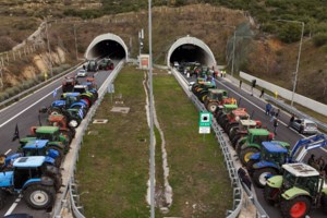 Αγρoτικά μπλόκα: Με ταλαιπωρία για τους εκδρομείς η έξοδος των Χριστουγέννων - Πού έχει ουρές χιλιομέτρων - εικόνα 5