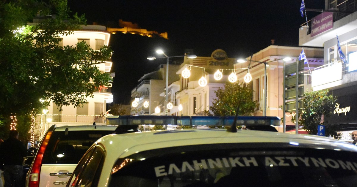 Λάρισα: Από θαύμα ζει ο 27χρονος που μαχαιρώθηκε έξω από μπαρ - Τον χτύπησαν χιλιοστά από τη μηριαία αρτηρία