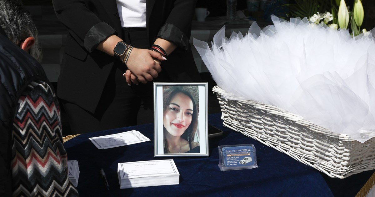 "Το παιδάκι μου...": Ο σπαραγμός της μάνας στην κηδεία της 28χρονης Κυριακής - Ντυμένη με νυφικό και λευκό στεφάνι - εικόνα 7