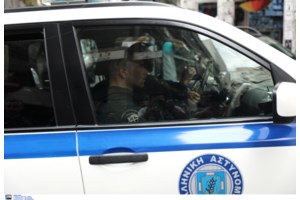 Απίστευτο: Άνδρας εισέβαλε στο δημαρχείο Αγρινίου, επιτέθηκε στον δήμαρχο και… δάγκωσε υπάλληλο