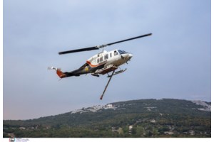Φωτιά στη Μονή Πεντέλης: Ισχυρές επίγειες δυνάμεις - Εναέριες ρίψεις από δύο αεροσκάφη και ένα ελικόπτερο