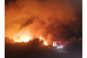 Χωρίς ενεργές εστίες η φωτιά στο Βουπράσιο Αχαΐας: Ολονύκτια μάχη να μην επεκταθεί στο δάσος της Στροφυλιάς