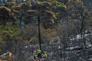 Φωτιά σε κατάστημα στον Άλιμο - Εκκενώθηκε προληπτικά η πολυκατοικία