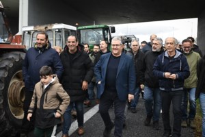 Στο μπλόκο του Ε-65 ο Κουτσούμπας: Το ΚΚΕ στηρίζει τα μπλόκα των αγροτών χωρίς "ναι μεν, αλλά" - εικόνα 3