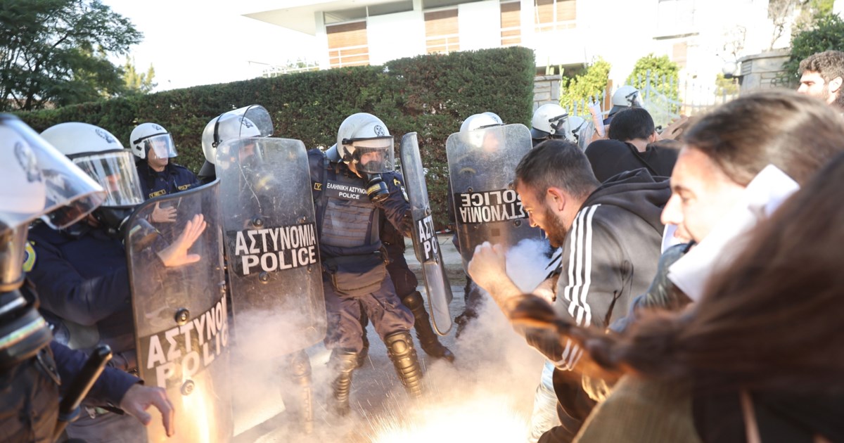 Ανάβυσσος: Ένταση, επεισόδια και χημικά στη Σύνοδο των Πρυτάνεων - Αντιδράσεις για τη διαγραφή των "αιώνιων" φοιτητών - εικόνα 6