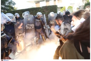 Ανάβυσσος: Ένταση, επεισόδια και χημικά στη Σύνοδο των Πρυτάνεων - Αντιδράσεις για τη διαγραφή των "αιώνιων" φοιτητών - εικόνα 6