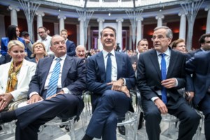 Μυστήριο με την παρουσία Καραμανλή - Σαμαρά στο street party της ΝΔ - Άφησαν τον Μητσοτάκη στο "διαβάστηκε"