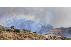 Ολονύχτια μάχη με τη φωτιά στην Πάρο: Οι ισχυροί άνεμοι δυσκολεύουν τους πυροσβέστες - Εκκενώθηκαν οικισμοί