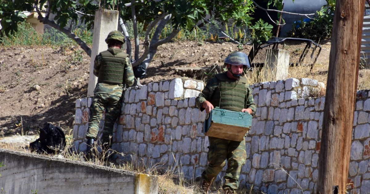 Πεύκη: Η στιγμή που το κλιμάκιο του Στρατού απομακρύνει την οβίδα - Τη βρήκαν 11χρονα παιδιά σε οικοδομή