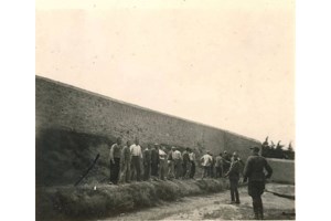 Διακόπηκε η δημοπρασία για τις φωτογραφίες των εκτελεσθέντων στην Καισαριανή - Τι λέει ο Βέλγος συλλέκτης - εικόνα 2