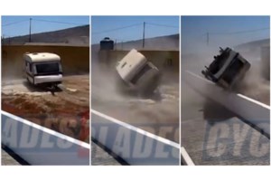 Τήνος: Ιστιοφόρο παλεύει με κύματα και θυελλώδεις ανέμους για να δέσει στο λιμάνι