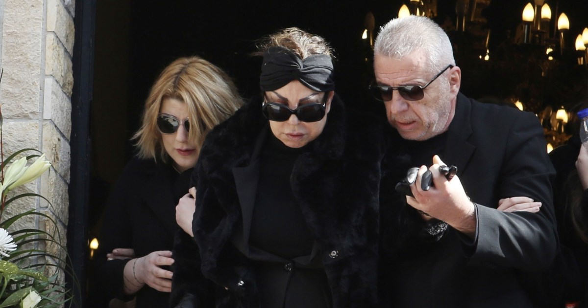 Άντζελα Δημητρίου: Τσακώθηκε με την κόρη της στα "εννιάμερα" της γιαγιάς - Την παράτησε έξαλλη η Όλγα Κιουρτσάκη