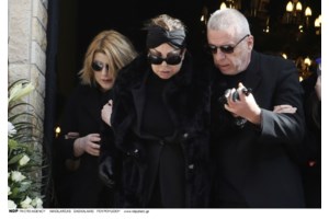 Άντζελα Δημητρίου: Τσακώθηκε με την κόρη της στα "εννιάμερα" της γιαγιάς - Την παράτησε έξαλλη η Όλγα Κιουρτσάκη