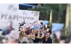 Ρέθυμνο: Viral η 90χρονη που την μετέφεραν στο πανηγύρι με ξαπλώστρα - Από μοντέλο του Νταλί στην "Καρίνα των Ανωγειανών"