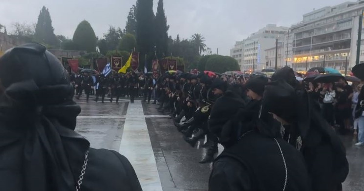 Ο περήφανος χορός των Ποντίων υπό σφοδρή βροχή στο Σύνταγμα [βίντεο]