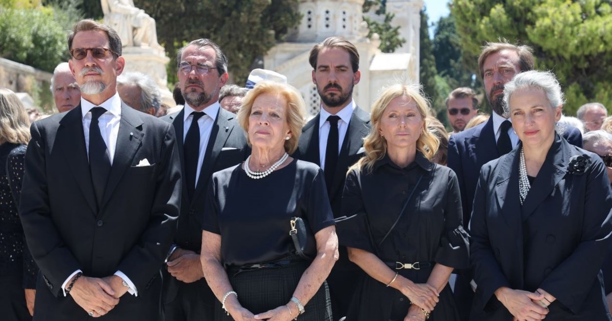 Όλα όσα έγιναν στο τρισάγιο για τον τέως βασιλιά Κωνσταντίνο - Η παρουσία έκπληξη της Χρυσής Βαρδινογιάννη στο πλάι του Νικόλαου