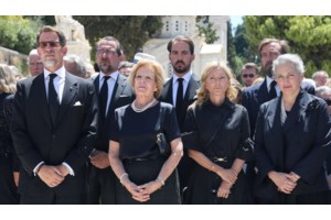 Όλα όσα έγιναν στο τρισάγιο για τον τέως βασιλιά Κωνσταντίνο - Η παρουσία έκπληξη της Χρυσής Βαρδινογιάννη στο πλάι του Νικόλαου