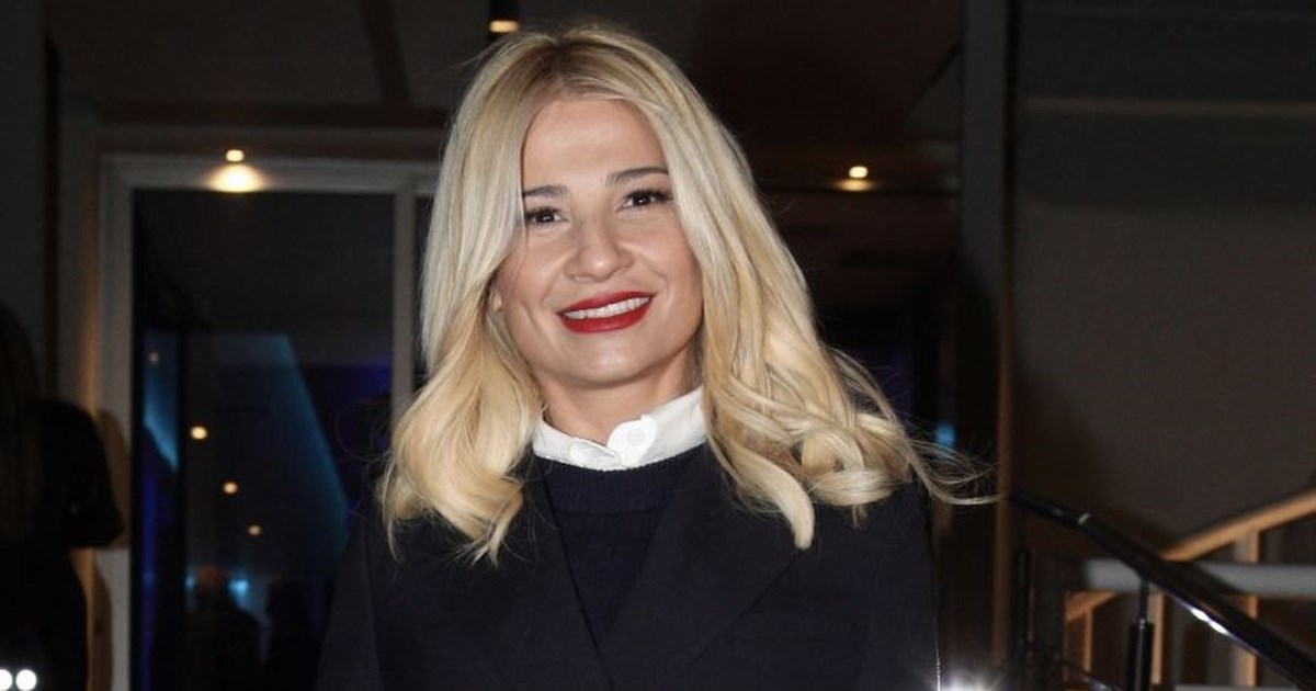 Η Φαίη Σκορδά στο ατελιέ της Σήλιας Κριθαριώτη λίγο πριν τον γάμο της με τον Αλέξανδρο Αθανασιάδη