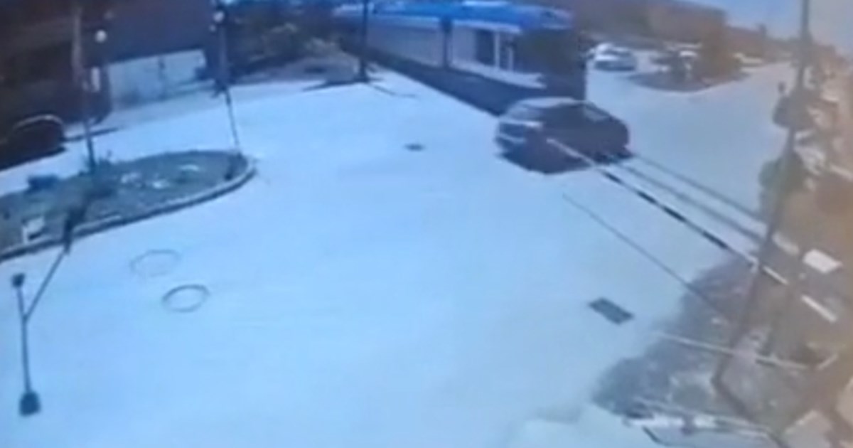 Πάτρα: Σύγκρουση ΙΧ με τον Προαστιακό - Έχει εγκλωβιστεί ο οδηγός  [εικόνες] - εικόνα 3