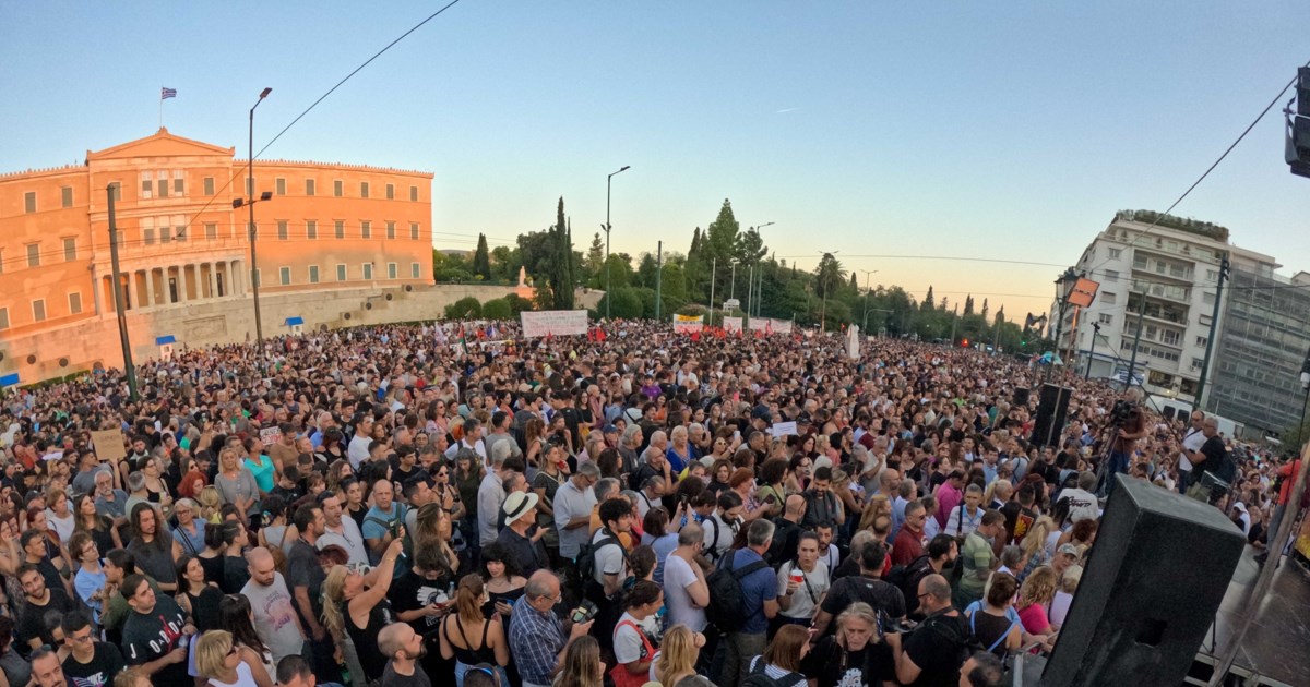 Σύνταγμα: Μολότοφ και επεισόδια μετά τη συγκέντρωση για τα Τέμπη [εικόνες] - εικόνα 6