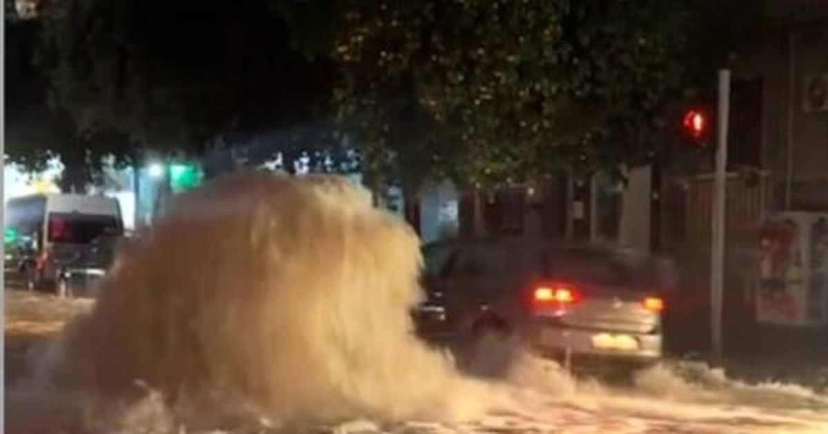 Ο Δήμος Καλλιθέας για τον αγωγό που μετατράπηκε σε "σιντριβάνι"