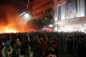 Ολυμπιακός: Τα δάκρυα Παπανικολάου και Βεζένκοφ, η ντουντούκα Ντόρσεϊ, η αποθέωση Μπαρτζώκα και το φιλί των Γουόκαπ - εικόνα 6