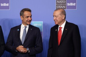 Reuters: Ο Μητσοτάκης δεν θα κρατήσει το δώρο του Ερντογάν στη Σύνοδο ΝΑΤΟ -Τι θα κάνει το περίστροφο που του χάρισε - εικόνα 6