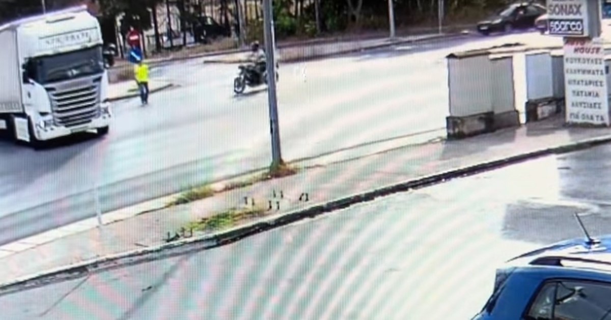 Ανήλικος οδηγός πήρε σβάρνα σταθμευμένα αυτοκίνητα στον Πειραιά