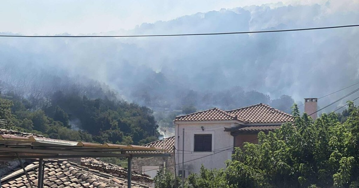 Φωτιά στη Σκοτεινή Αργολίδας - Σηκώθηκαν τρία εναέρια μέσα
